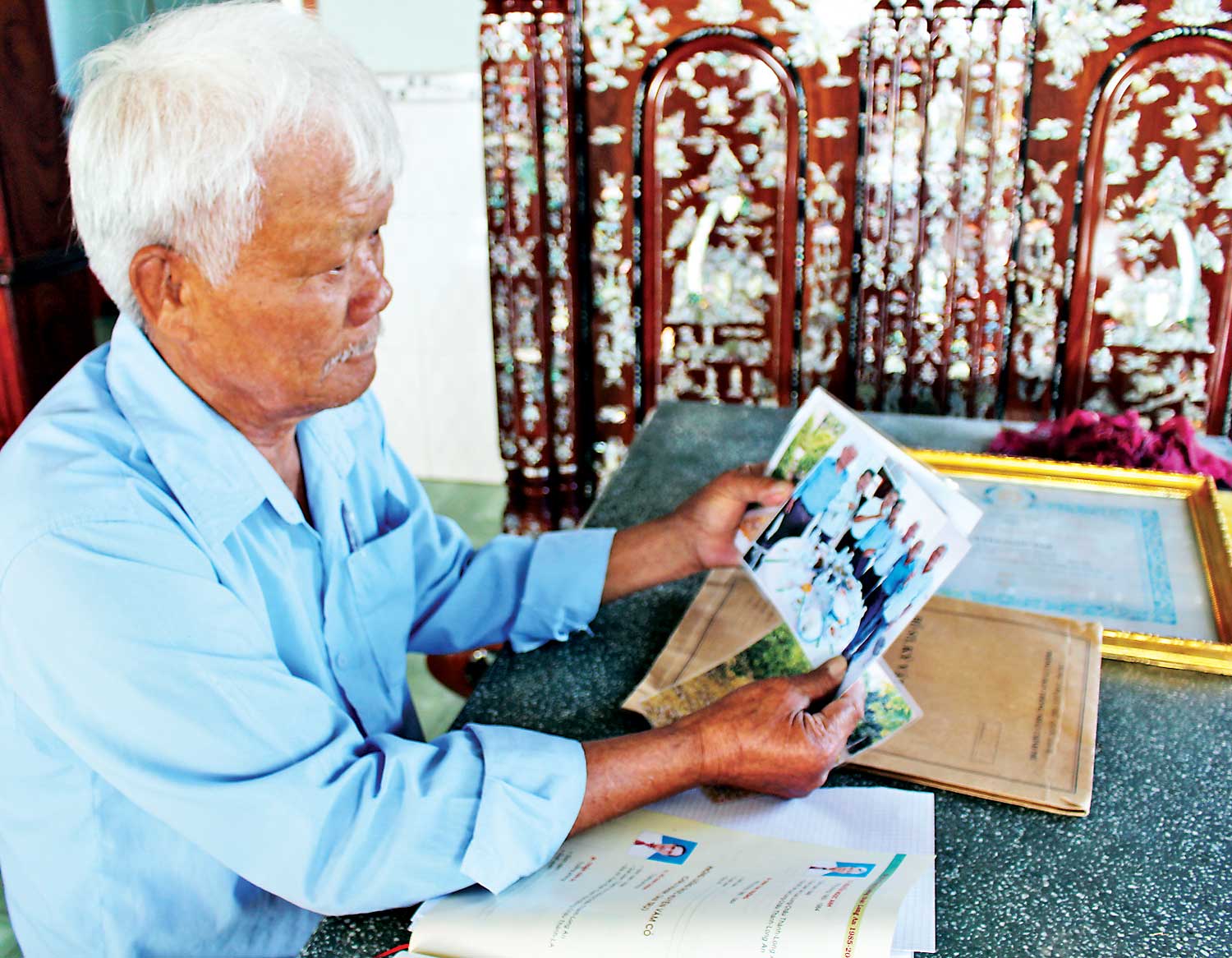 Hồ sơ cán bộ đi B - Bằng chứng một thời hào hùng Ngoài những giấy tờ tùy thân, kỷ vật quý nhất của ông Nguyễn Ngọc Ánh thời đi B là những bức ảnh chụp cùng đồng đội