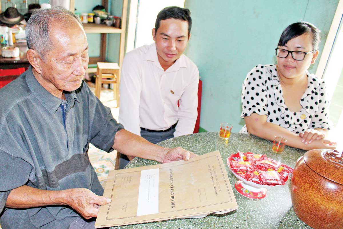Hồ sơ cán bộ đi B - Bằng chứng một thời hào hùng Mỗi lần nhìn lại hồ sơ, kỷ vật đi B, ông Cao Văn Luông bùi ngùi nhớ về đồng đội của mình