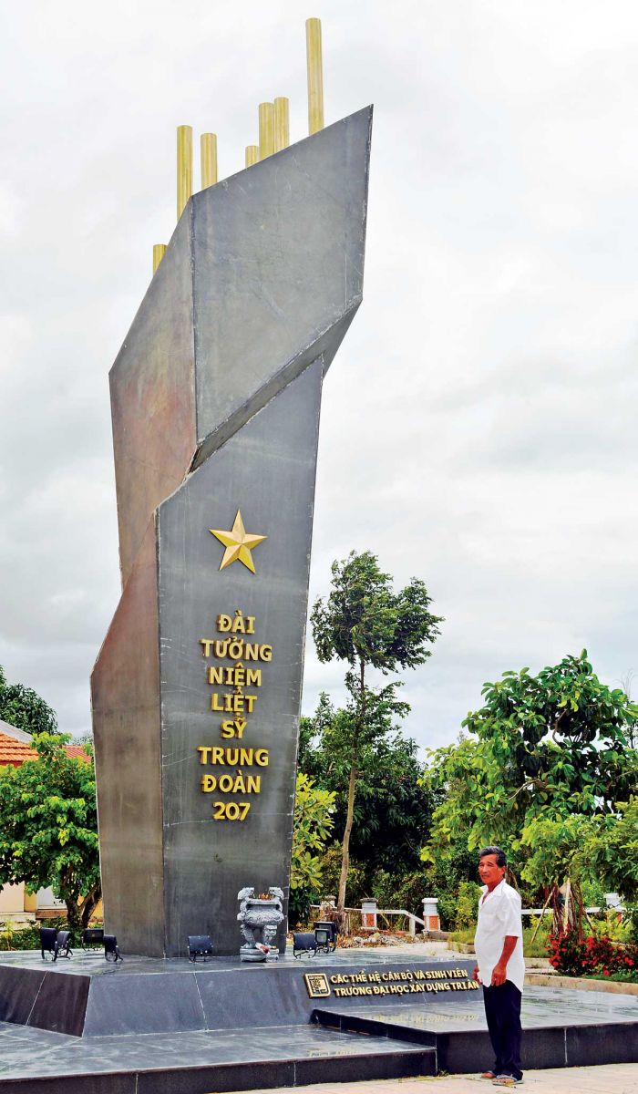 Năm 2016, các thế hệ  sinh viên Trường Đại học Xây dựng Hà Nội về  xây dựng tượng đài tri ân những người anh K16  đã hy sinh tại Đá Biên