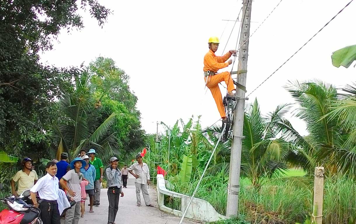 Nhân viên Điện lực Tân Thạnh hỗ trợ thi công đường điện cho người dân