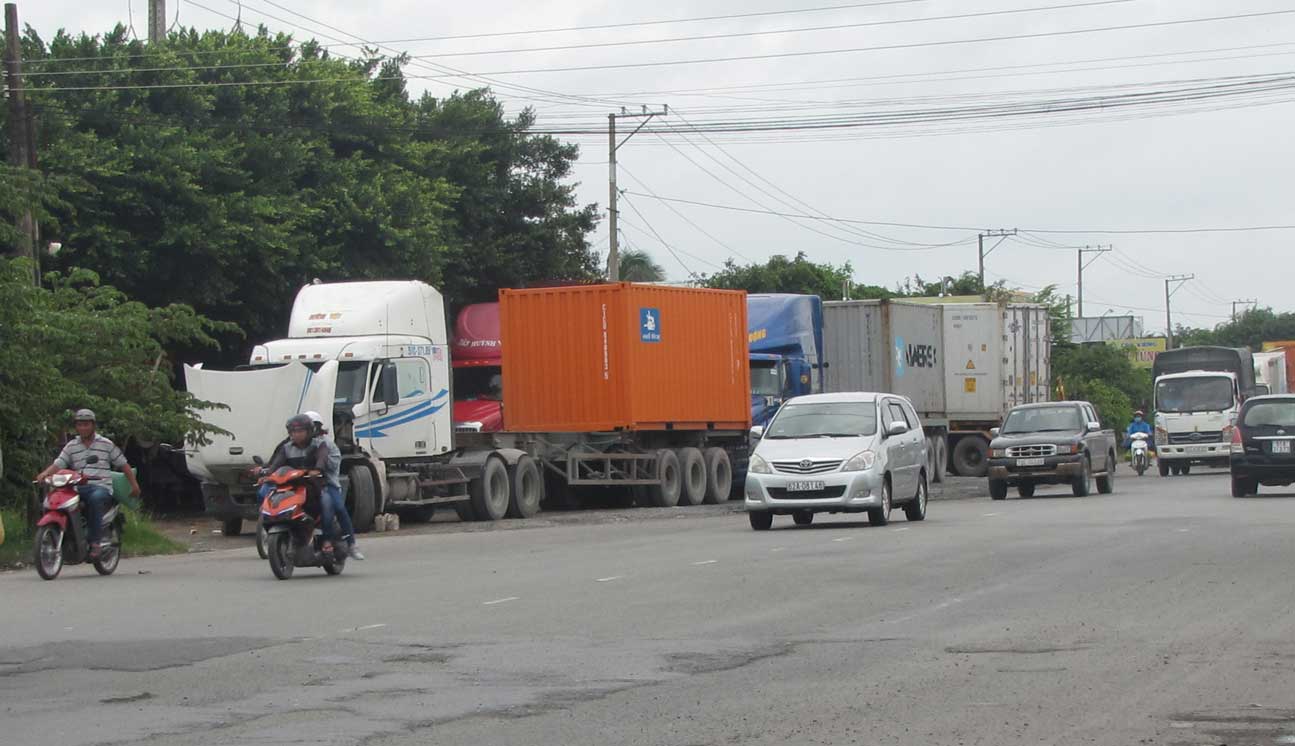 Xe container đậu, đỗ trên tuyến tránh Quốc lộ 1