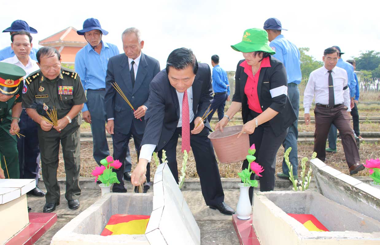 Bí thư Tỉnh ủy, Chủ tịch HĐND tỉnh - Phạm Văn Rạnh đặt từng nắm đất và dâng hương lên 25 phần mộ liệt sĩ được quy tập, truy điệu và an táng tại Nghĩa trang Liệt sĩ huyện Vĩnh Hưng - Tân Hưng