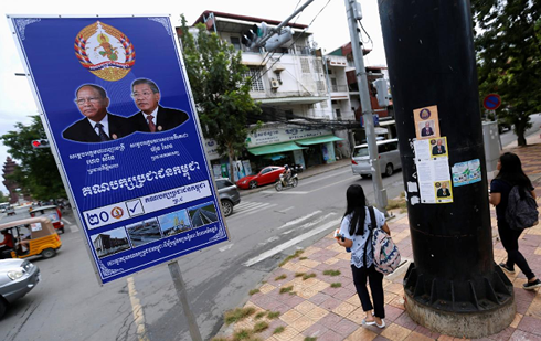 Các áp phích vận động bầu cử trên đường phố Campuchia. Ảnh: Reuters