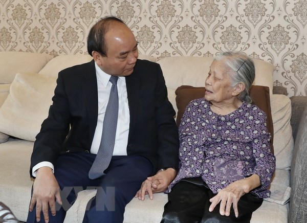 Thủ tướng Nguyễn Xuân Phúc đến thăm hỏi và tặng quà bà Vũ Thị Nhàn, mẹ của liệt sĩ Trịnh Đình Khôi. (Ảnh: Thống Nhất/TTXVN)