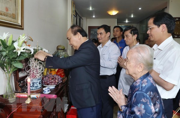 Thủ tướng Nguyễn Xuân Phúc thắp hương tưởng nhớ liệt sĩ, bác sĩ Đặng Thuỳ Trâm. (Ảnh: Thống Nhất/TTXVN)