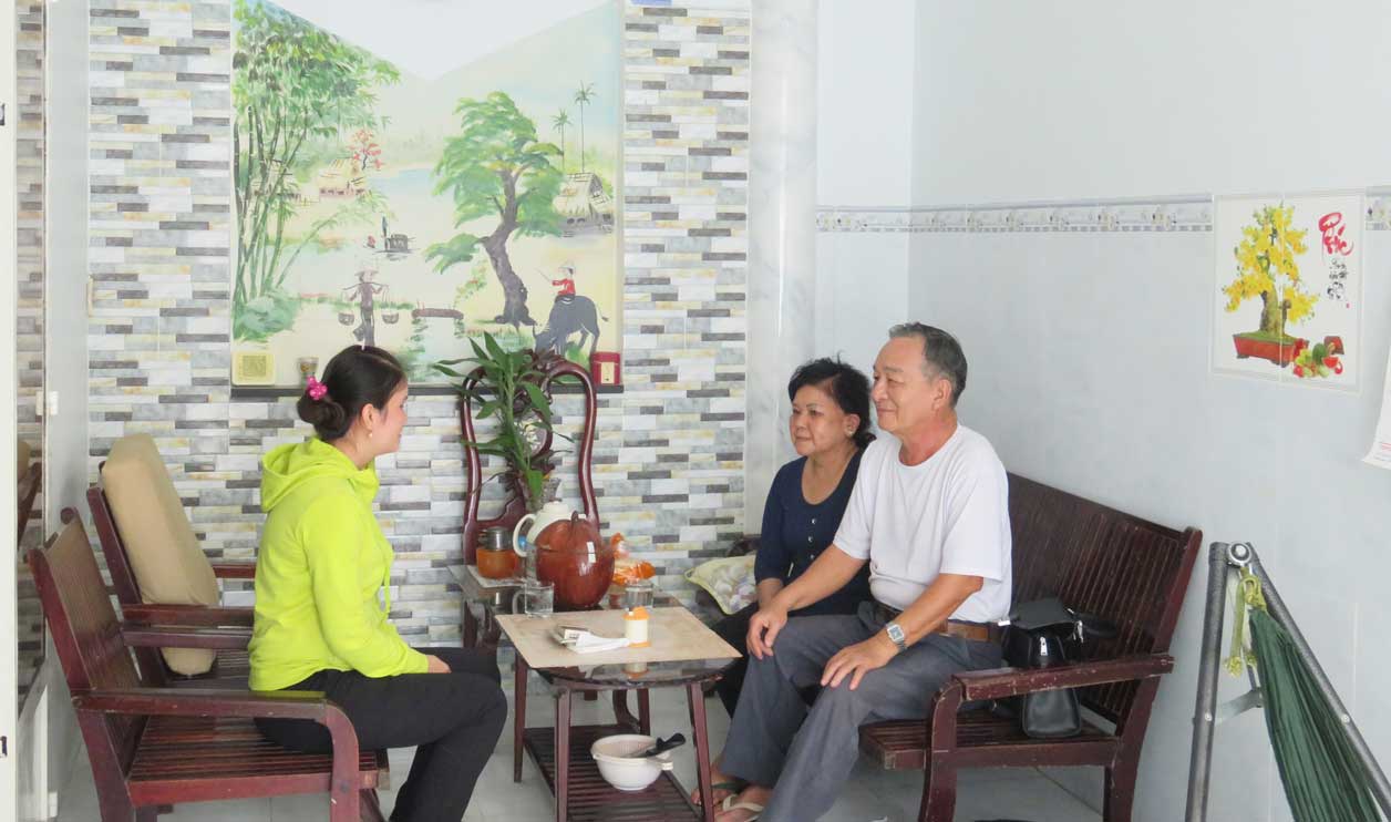 Nghĩa nặng tình sâu Đoàn viên, thanh niên thị trấn Bến Lức thăm hỏi gia đình chính sách dịp 27/7