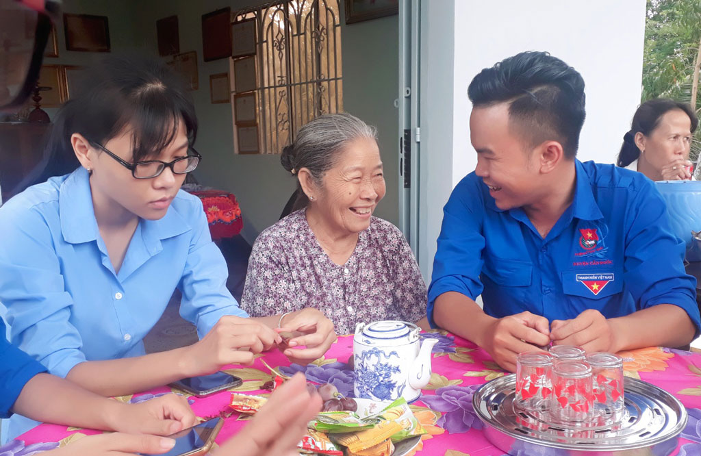 Đoàn viên, thanh niên xã Long Hòa thăm Mẹ  Việt Nam Anh hùng Nguyễn Thị Bảy