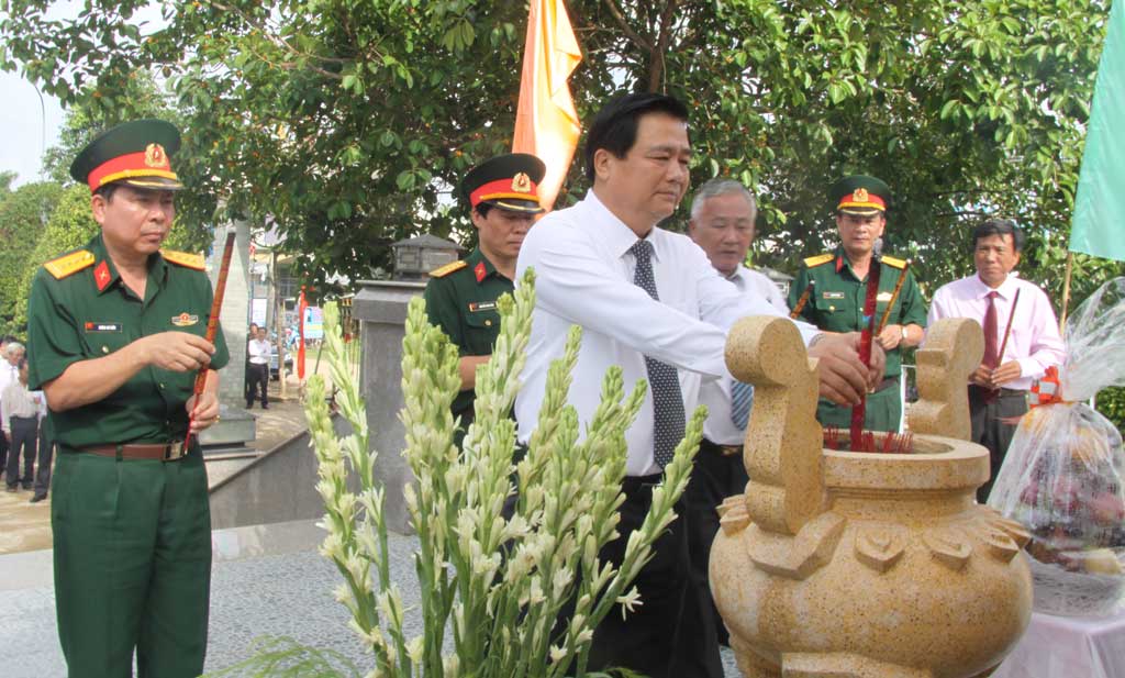 Bí thư Tỉnh ủy, Chủ tịch HĐND tỉnh Long An - Phạm Văn Rạnh dâng hương tại Bia tưởng niệm