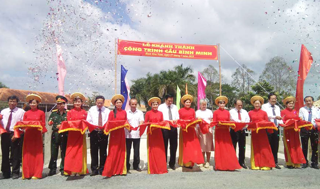 Đại biểu cắt băng khánh thanh cầu Bình Minh