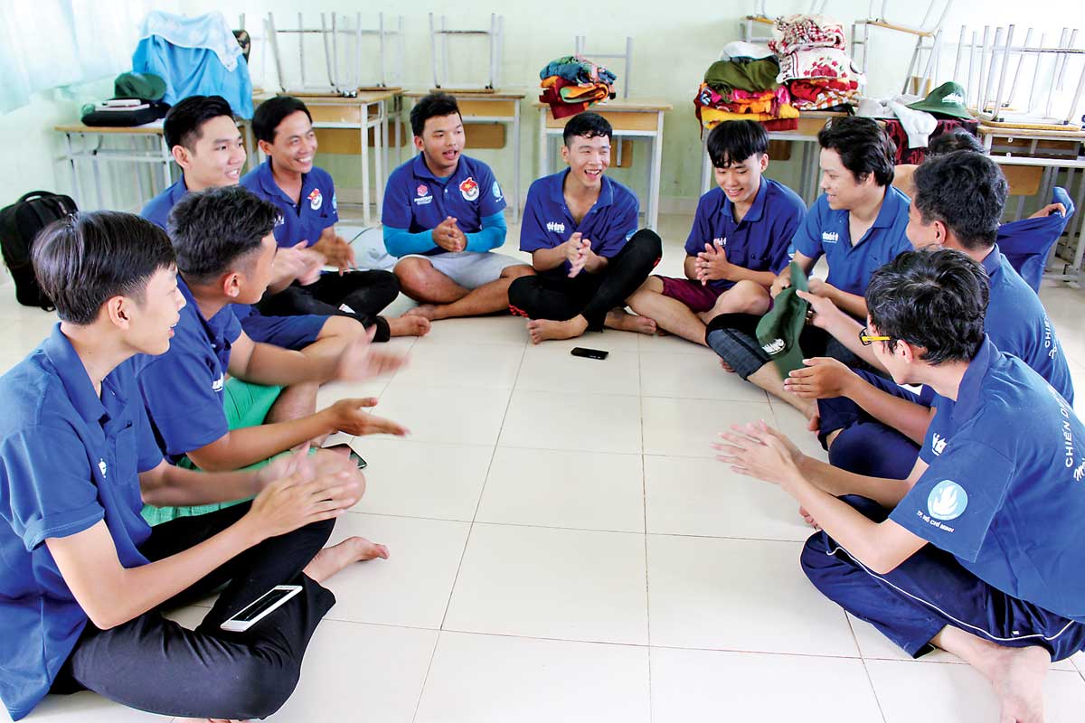 Buổi sinh hoạt tập thể của chiến sĩ thanh niên tình nguyện tại mặt trận xã Tân Thành, huyện Mộc Hóa