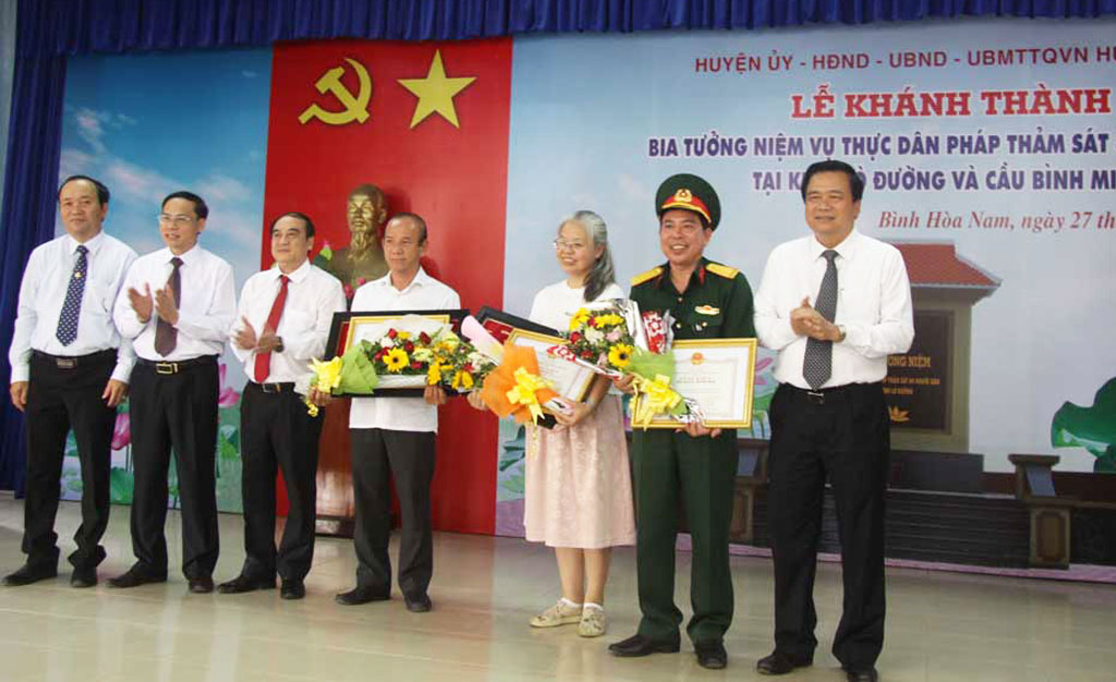 UBND tỉnh Long An tặng bằng khen 3 tập thể gồm: Binh đoàn 16, Bệnh viện Tân Hưng và Bánh mì Như Lan