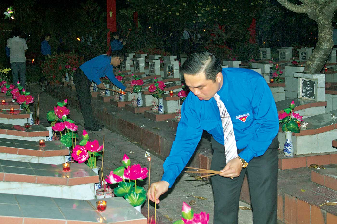 Mỗi nén nhang được thắp lên như một lời tri ân sâu sắc với những anh hùng liệt sĩ ngã xuống vì độc lập dân tộc. Ảnh: BTGTĐ
