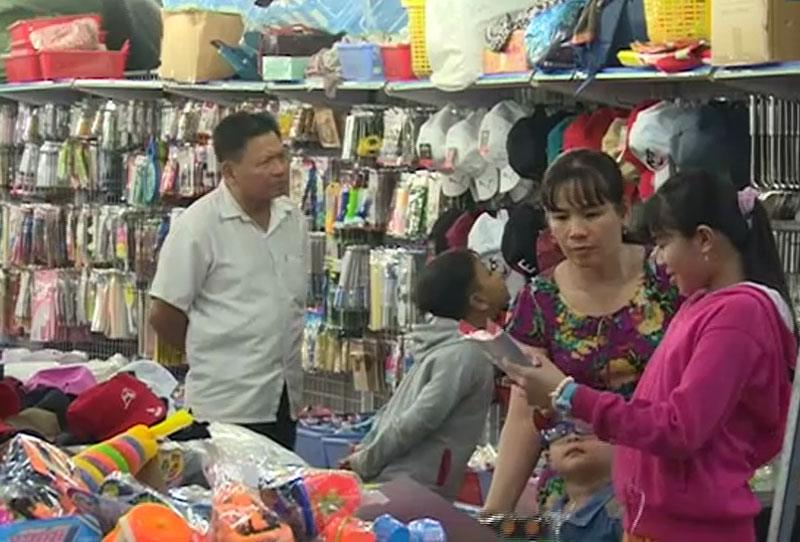 Người dân tham quan và mua sắm tại phiên chợ