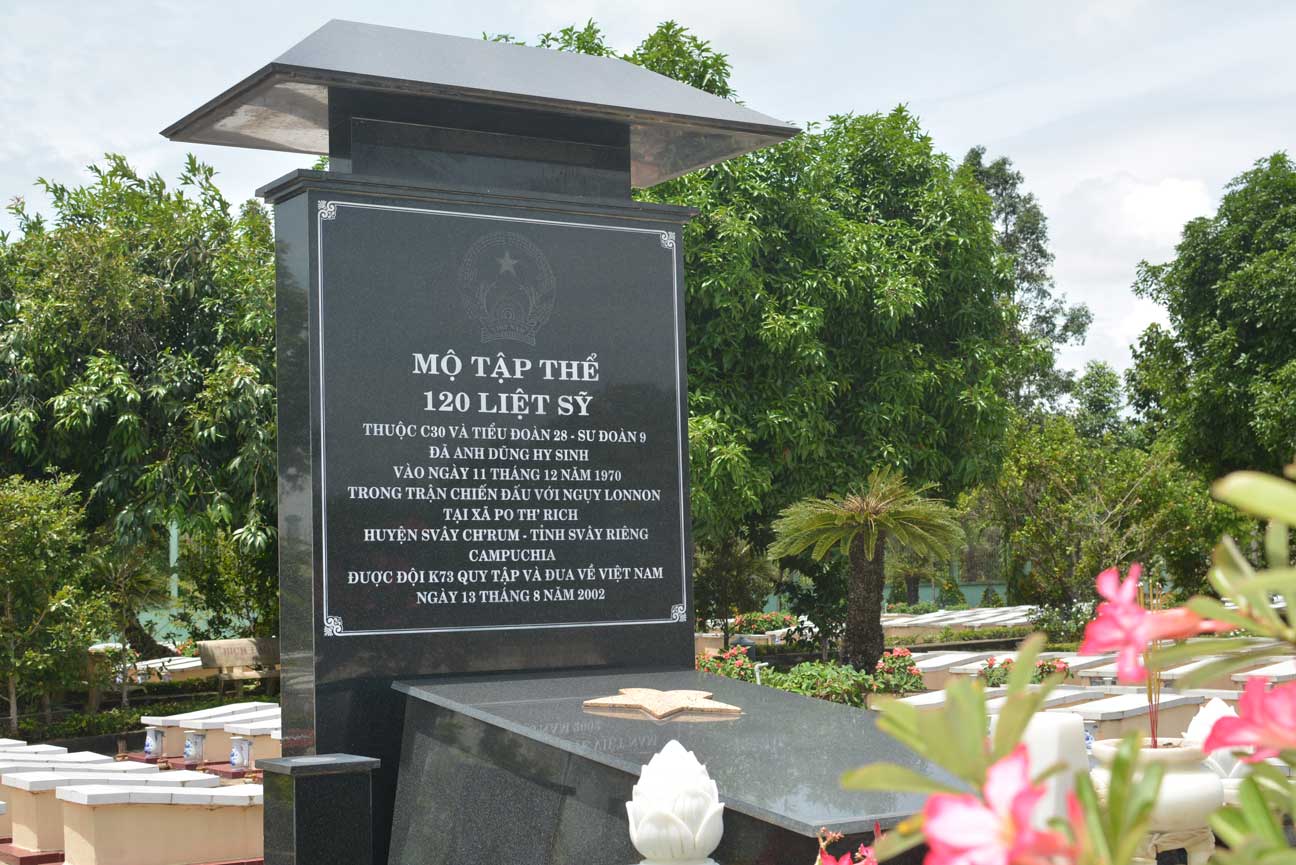 Những ngôi mộ tập thể được Đội K73 quy tập về Nghĩa trang Liệt sĩ huyện Vĩnh Hưng - Tân Hưng