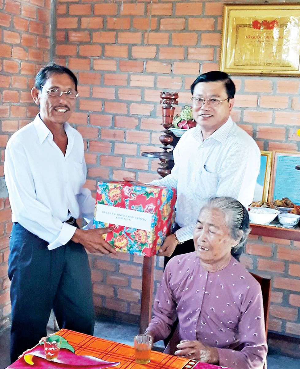 Tân Trụ với công tác đền ơn đáp nghĩa Phó Bí thư Thường trực Huyện ủy - Trần Văn Đốc tặng quà cho gia đình bà Nguyễn Thị Truyền, con liệt sĩ, ngụ ấp 4, xã Lạc Tấn