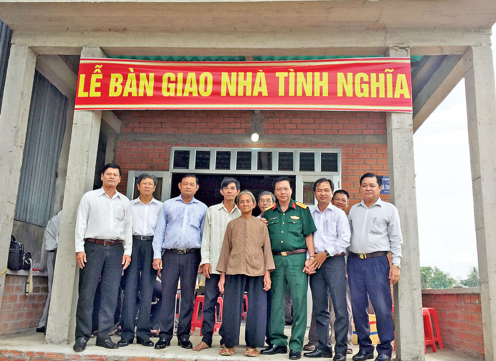Trao nhà tình nghĩa cho bà Trần Thị Như, con liệt sĩ, tại ấp 6, xã Tân Phước Tây, do Công ty 622, Quân khu 9 tài trợ