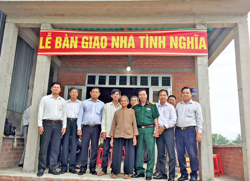 Tân Trụ với công tác đền ơn đáp nghĩa Trao nhà tình nghĩa cho bà Trần Thị Như, con liệt sĩ, tại ấp 6, xã Tân Phước Tây, do Công ty 622, Quân khu 9 tài trợ