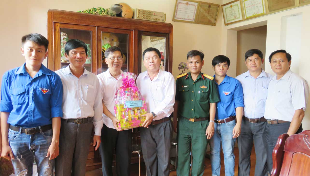 Nghĩa nặng tình sâu Bí thư Huyện ủy Bến Lức - Trần Hoàng Nhân thăm hỏi, tặng quà gia đình chính sách trên địa bàn nhân dịp 27/7