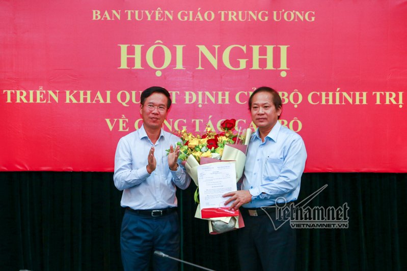 Trưởng Ban Tuyên giáo TƯ Võ Văn Thưởng thay mặt Bộ Chính trị trao quyết định và tặng hoa ông Trương Minh Tuấn. Ảnh: Phạm Hải