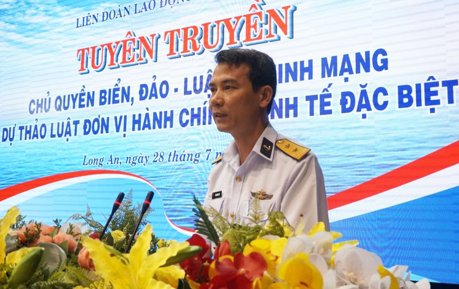 Trung tá Phạm Ngọc Quý-Trưởng Ban Tuyên giáo vùng 2 Hải Quân tuyên truyền về chủ quyền biển đảo Việt Nam.