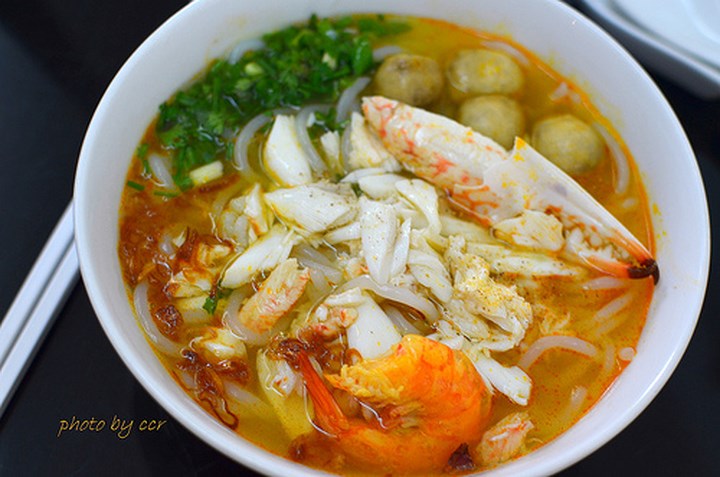 Thành phẩm: Bày bánh canh ra tô, xếp ghẹ và tôm lên trên. Rắc hành lá, ngò, hành phi, chan nước lèo và nấm vào. Cho thêm tiêu cho thơm.