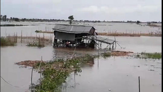 Nhà dân liêu xiêu trong biển nước ven kênh Vĩnh Tế.