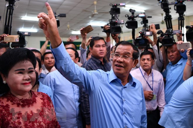 Thủ tướng Campuchia Samdech Techo Hun Sen (giữa) bỏ phiếu tại điểm bầu cử ở Phnom Penh ngày 29/7. (Ảnh: AFP/TTXVN)