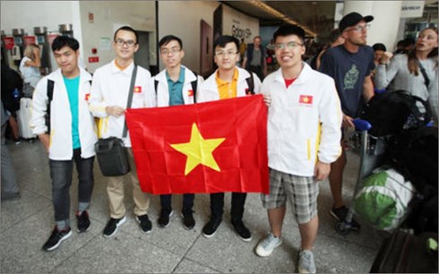 5 gương mặt của đội tuyển Việt Nam tham dự Olympic Vật lí quốc tế tại sân bay Bồ Đào Nha (ảnh:GDTĐ)