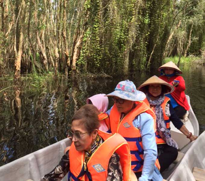 Bơi xuồng ba lá tham quan khu du lịch