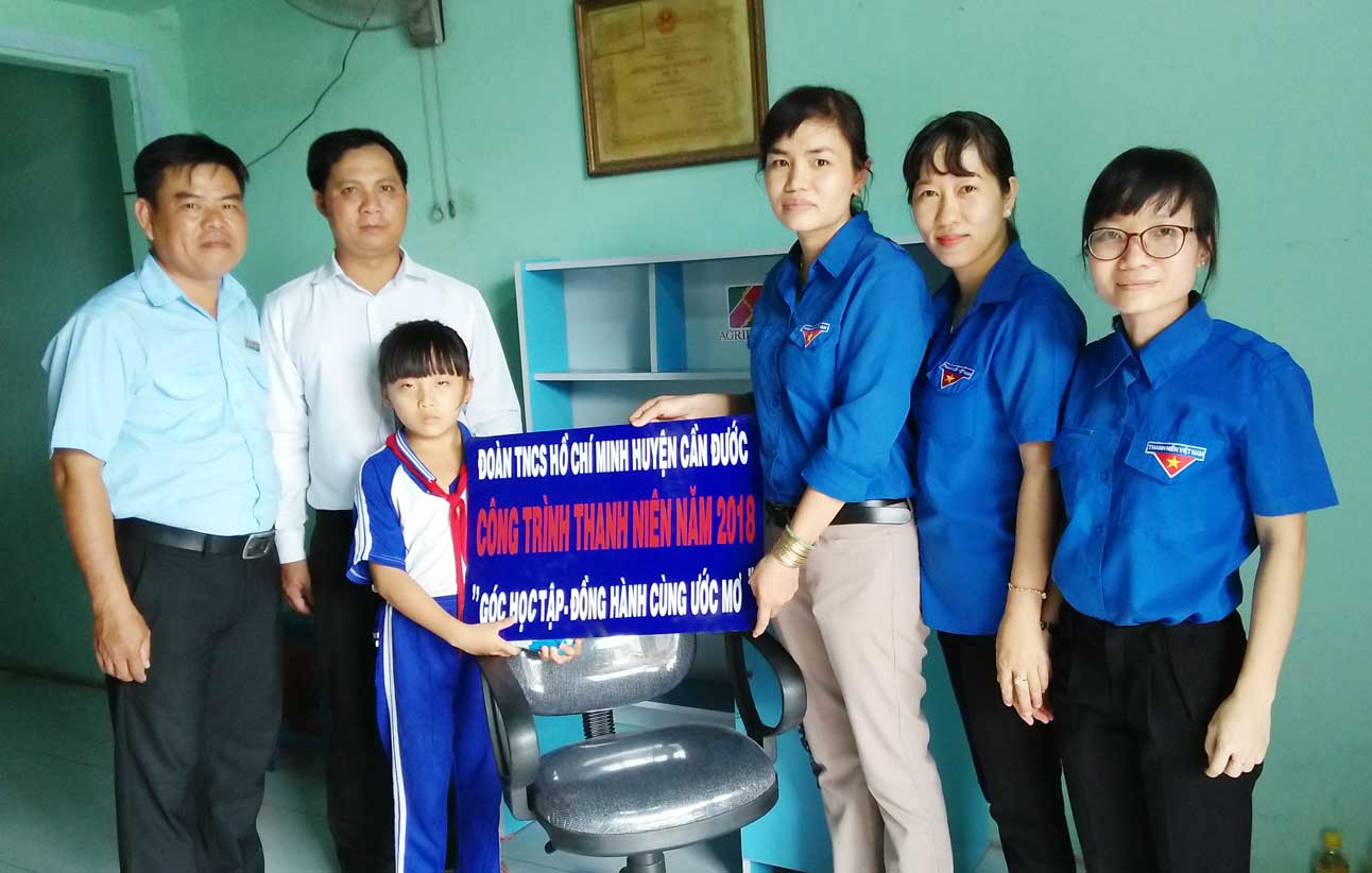 Huyện đoàn trao góc học tập cho em Dương Ngọc Hải My