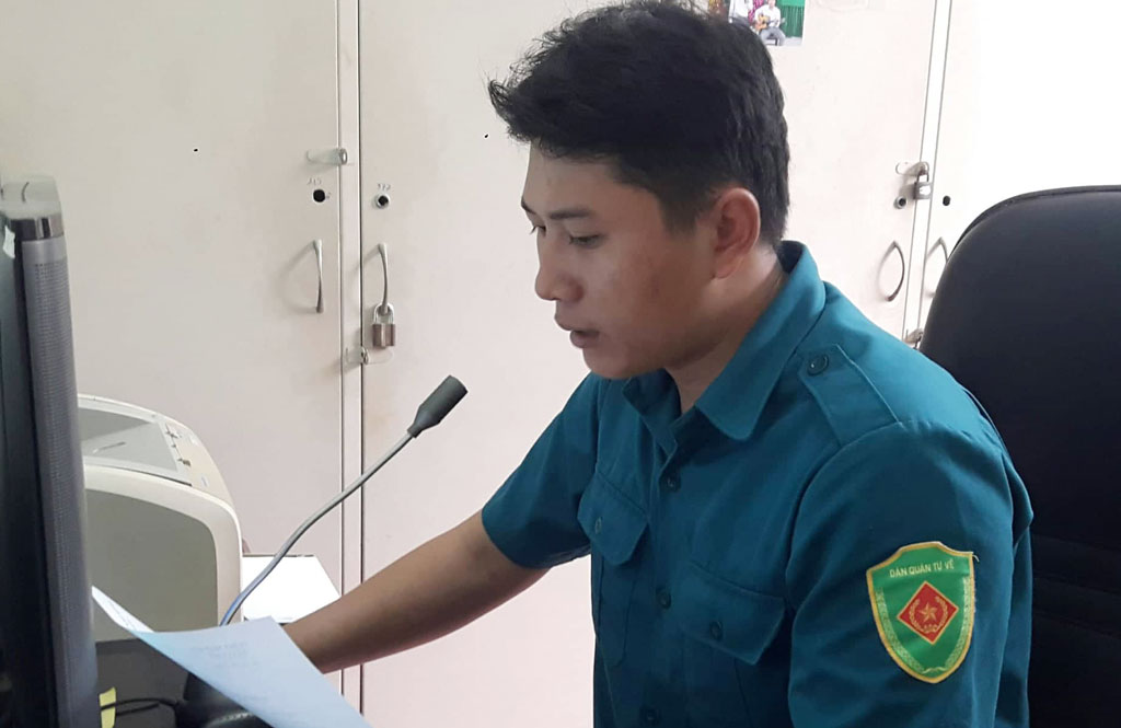 Anh Nguyễn Tuấn Phú - cán bộ truyền thanh xã Tân Bửu, hết lòng với công việc