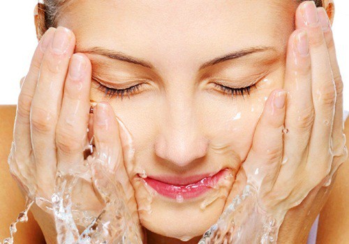 Rửa sạch mặt, tẩy trang mỗi tối là bước cần thiết trong quy trình chăm sóc da.
