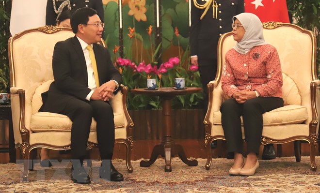 Phó Thủ tướng, Bộ trưởng Ngoại giao Phạm Bình Minh đến chào xã giao Tổng thống Singapore Halimah Yacob. (Ảnh: Xuân Vịnh/TTXVN)