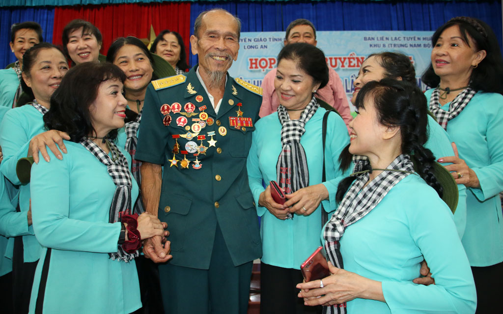 Qua cuộc họp mặt cán bộ Tuyên huấn Khu ủy Khu 8, những người làm công tác tuyên giáo hôm nay như được tiếp thêm ý chí cách mạng, ra sức nỗ lực kế tục sự nghiệp vẻ vang của cha ông