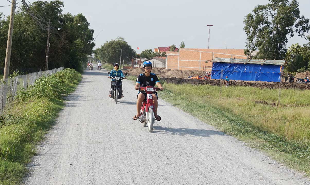 Nhờ làm tốt công tác hòa giải cơ sở, tình làng, nghĩa xóm càng thêm gắn bó, cùng nhau xây dựng quê hương (Trong ảnh: Đường giao thông nông thôn xã Quê Mỹ Thạnh được trải đá xanh)