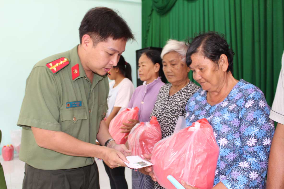 Đoàn viên, thanh niên lực lượng vũ trang tặng quà gia đình chính sách