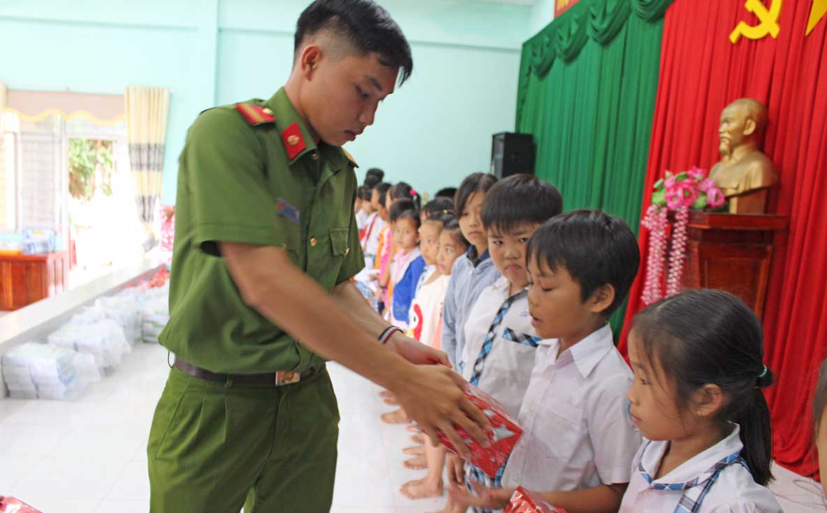 Tặng quà học sinh nghèo hiếu học