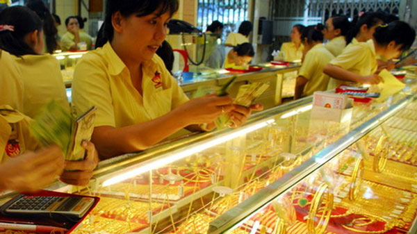Giá vàng hôm nay 03/8: USD tăng vọt, vàng tụt xuống đáy mới