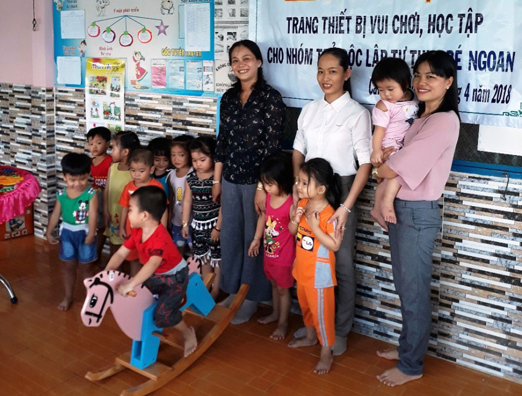 Chị Đặng Thị Mỹ Phương (bìa phải) cùng Hội Liên hiệp Phụ nữ Việt Nam huyện Cần Giuộc tại lễ trao tặng thiết bị vui chơi, học tập cho trẻ em