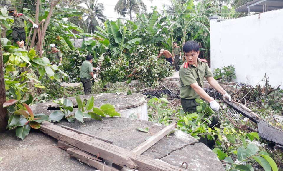 Đoàn viên, thanh niên tham gia dọn vệ sinh, phát quang bụi rậm