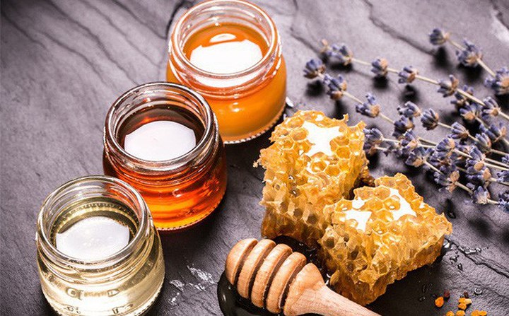 Mật ong: Nhiều nghiên cứu đã chỉ ra rằng những vết thương khó lành, có hiệu quả tốt nếu dùng mật ong. Mật ong được coi là một điều trị tự nhiên đối với nhiều loại bệnh do khả năng chống oxy hóa mạnh mẽ của nó. Với vết thương sâu, hay áp xe, làm đầy vết thương bằng mật ong sau khi đã làm sạch. Các vết thương nông được phủ mật ong lên và băng lại.