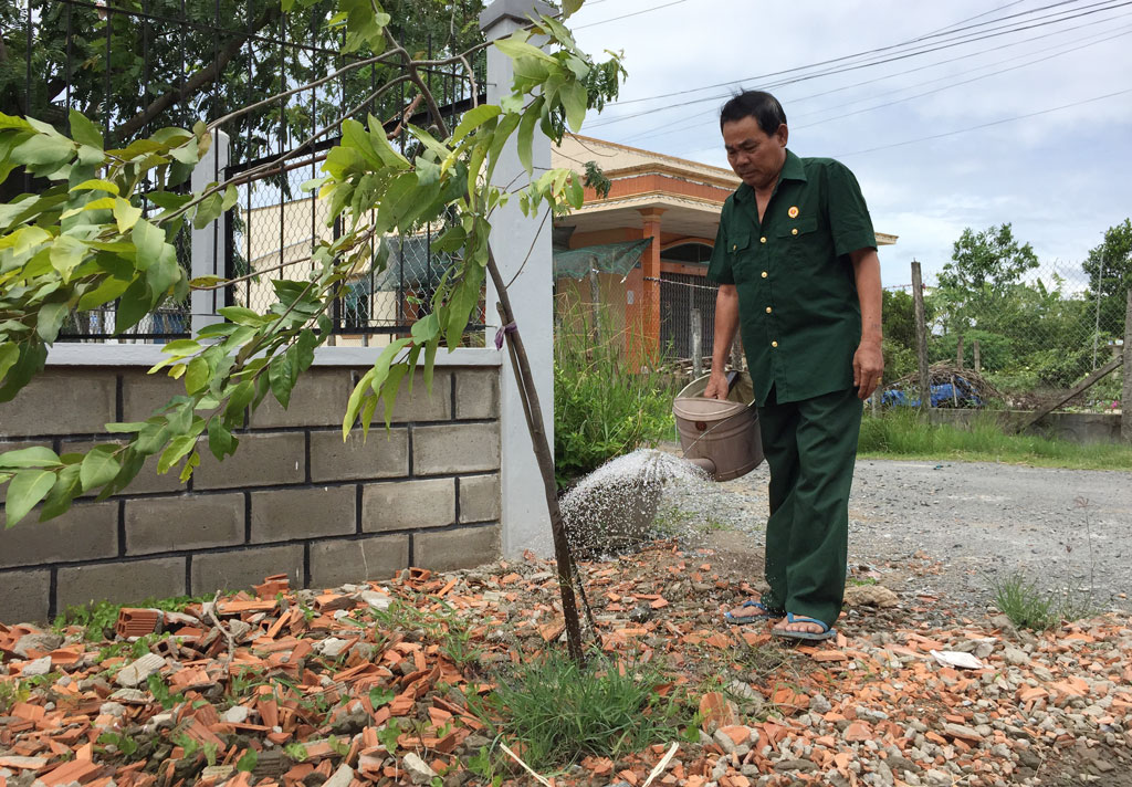 Hội viên cựu chiến binh chăm sóc cây xanh ở khu vực mình sinh sống