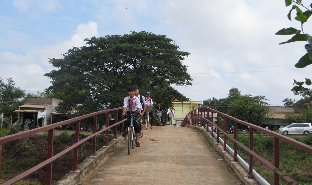 Người dân, trong đó có những hộ dân di cư của ấp Hà Long cùng nhau đóng góp xây dựng cây cầu bắc qua kênh Sông Trăng để đi lại thuận lợi hơn