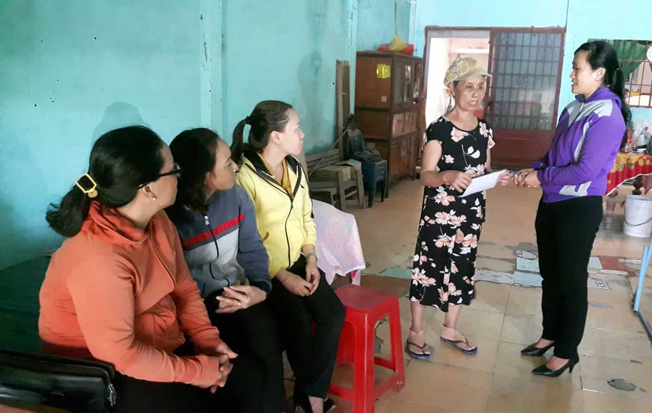 Thăm hỏi và hỗ trợ tiền cho bà Hà Thị Thu Sang