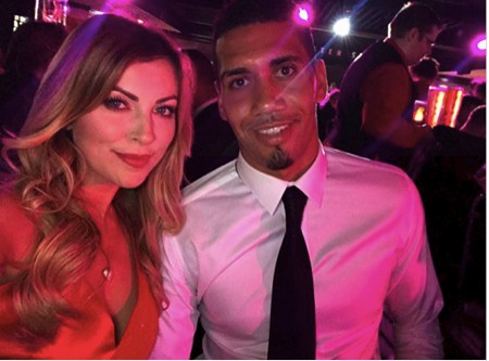 Bản thân Chris Smalling luôn rất yêu thương, trân trọng bà xã và hai vợ chồng lúc xuất hiện rất tình tứ bên nhau