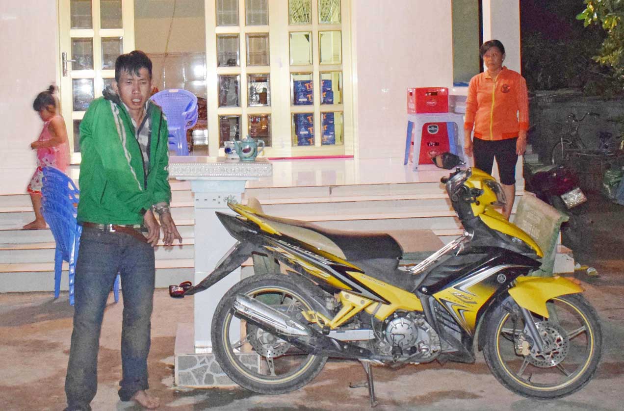 Đối tượng Nguyễn Quý Hiền tại hiện trường vụ trộm xe môtô