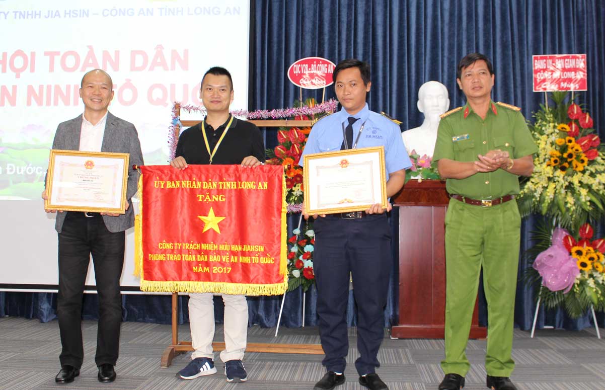 Đại tá Nguyễn Văn Đức - Phó Giám đốc Công an tỉnh, trao cờ thi đua, bằng khen của UBND tỉnh cho các tập thể và cá nhân đạt thành tích xuất sắc trong phong trào Toàn dân bảo vệ an ninh Tổ quốc năm 2017