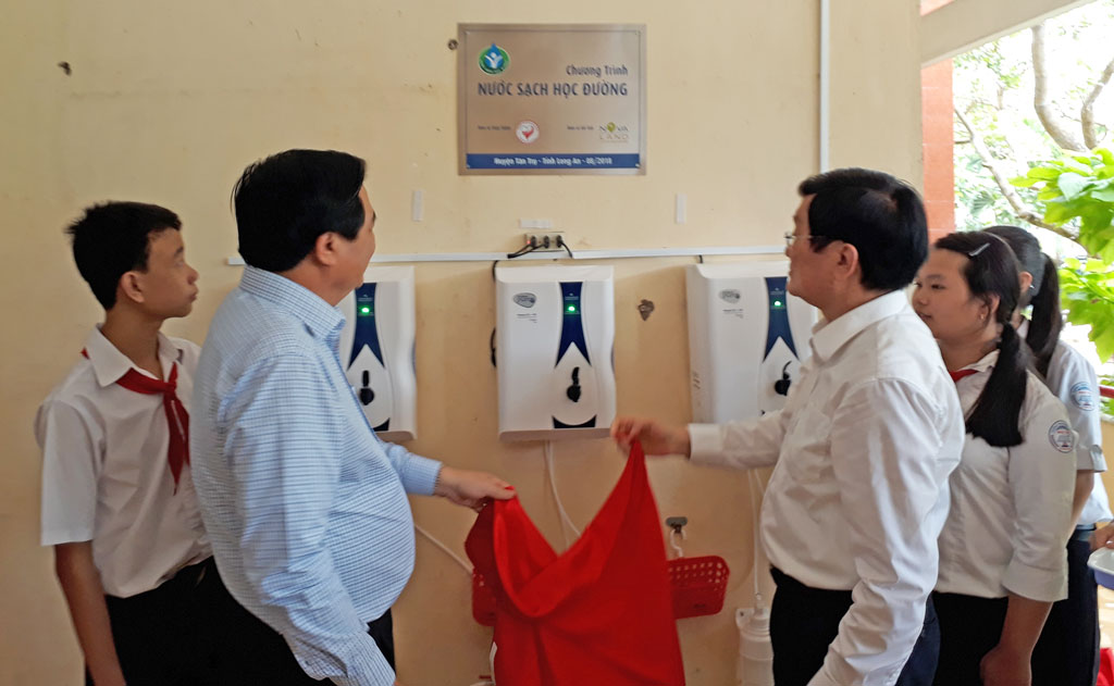 Nguyên Chủ tịch nước - Trương Tấn Sang vận động trao máy lọc nước, học bổng cho học sinh