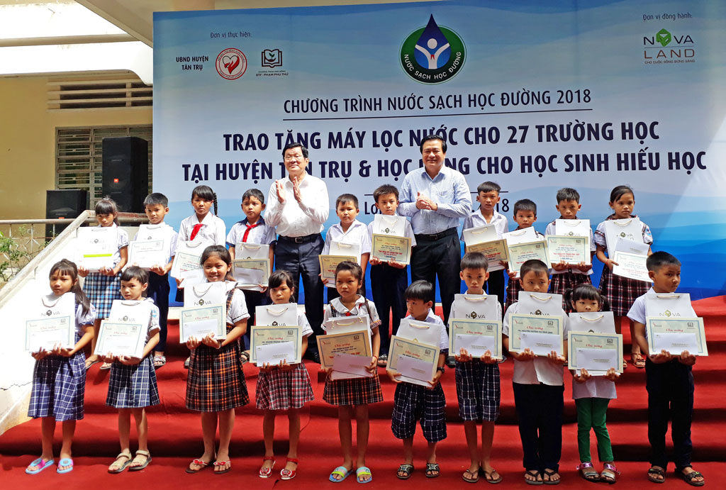 Nguyên Chủ tịch nước - Trương Tấn Sang vận động trao máy lọc nước, học bổng cho học sinh