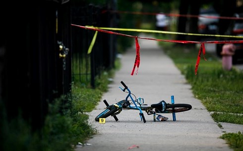 Hiện trường một vụ nổ súng tại Chicago hôm 5/8. Một cậu bé đã bị bắn khi đang đi xe đạp. Ảnh: AP